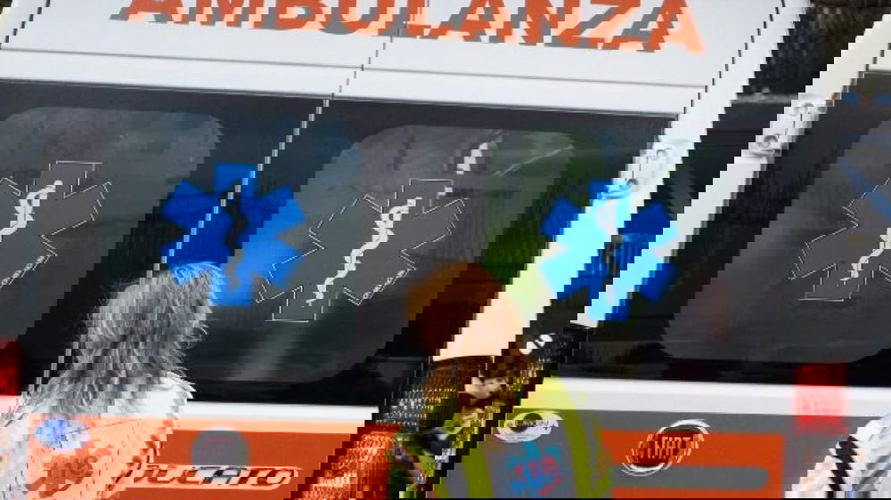 Auto si schianta contro ambulanza e si ribalta: grave una donna soccorsa  con l'eliambulanza
