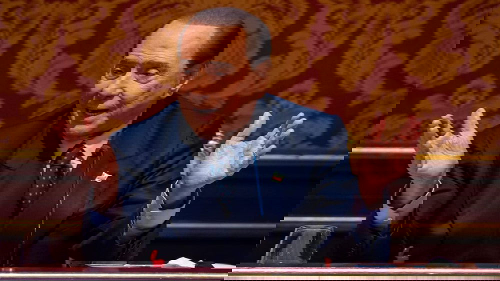 Dal doppiopetto blu alla bandana: come Silvio Berlusconi ha cambiato lo  stile della politica