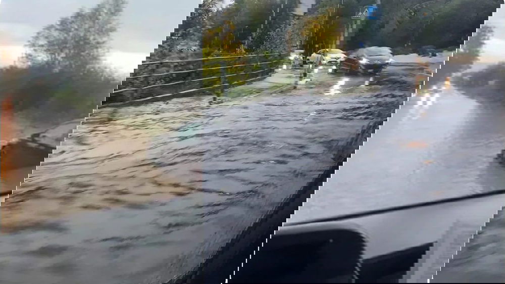 Maltempo nel Lazio, strade e metro allagate a Roma: chiusa Lepanto