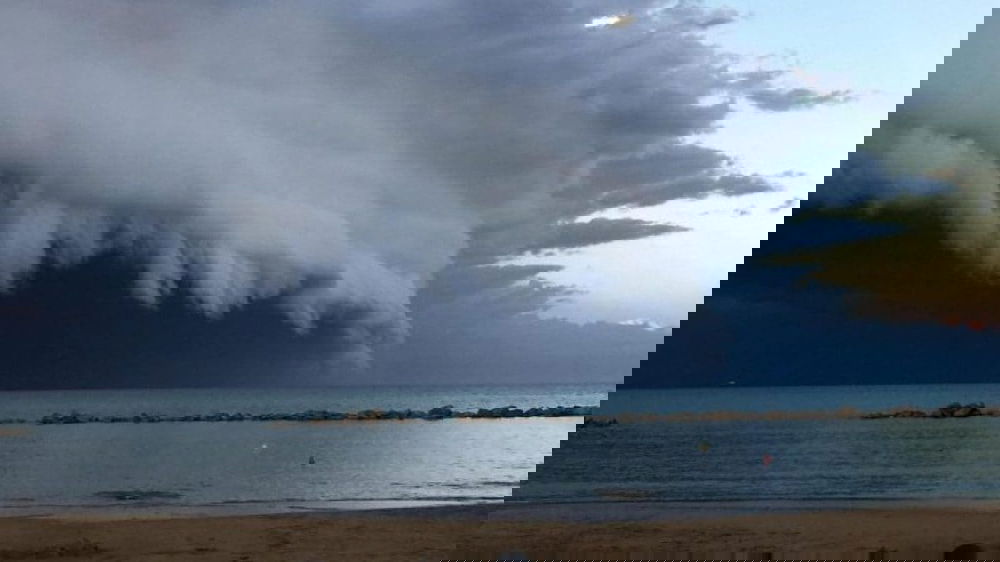 Pescara, la nuvola gigantesca sopra la città: cos'è la 'shelf cloud' e come  si forma