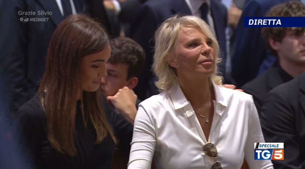 Maria De Filippi vestita di bianco al funerale di Berlusconi: ecco perché -  DIRE.it