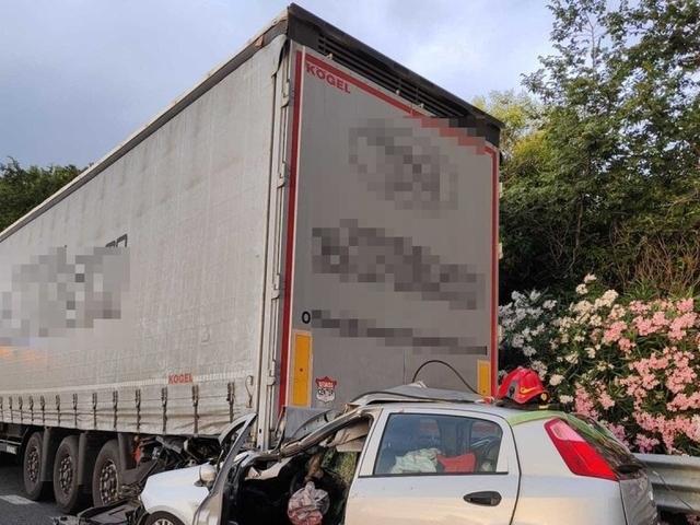Auto contro un tir in sosta in A14 nelle Marche: morte donne, un ferito  grave - Attualità | l'Adige.it
