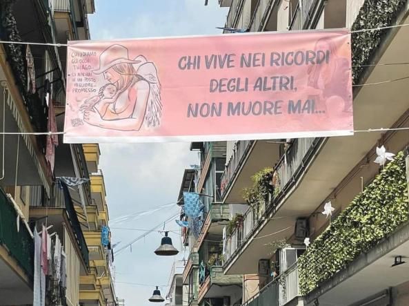 Omicidio di Giulia Tramontano, a Sant'Antimo uno striscione: chi vive nei  ricordi degli altri, non muore mai | Corriere.it