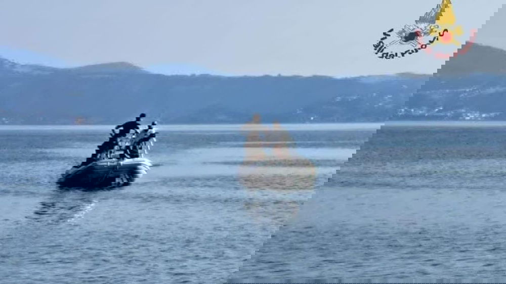 A Bracciano si continua a cercare il 19enne scomparso nell'acqua. I genitori: Sembrava uno scherzo