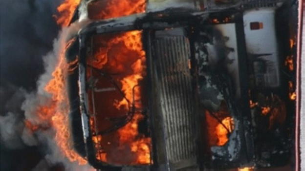 Autobus carico di passeggeri sbatte contro un palo e prende fuoco