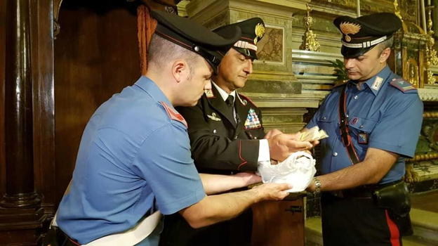 Trovate 2 buste con 36mila euro in contanti dentro un confessionale
