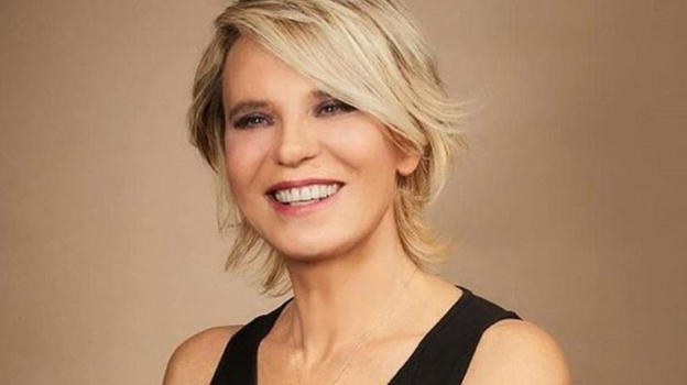 Maria De Filippi ritrova il sorriso: il bacio con lui fa boom di like