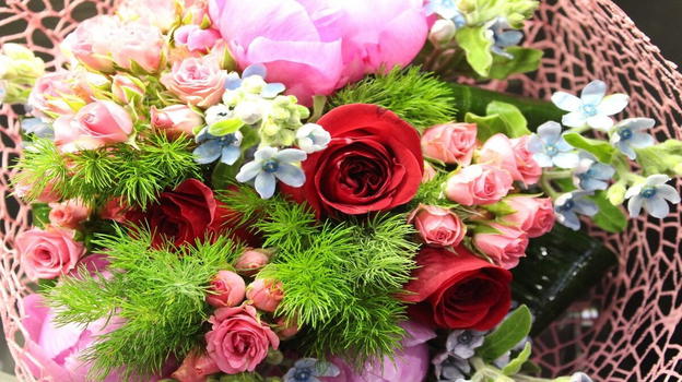 Dopo 5 anni dalla scomparsa di suo figlio, la mamma riceve un mazzo di fiori