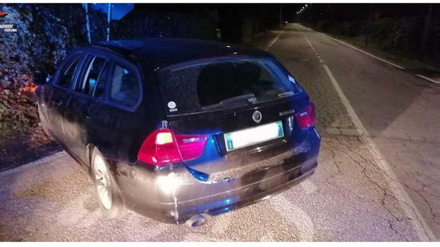 Inseguimento ad alta velocità, scappa in Bmw a 220 km/h: dentro l’auto una sorpresa