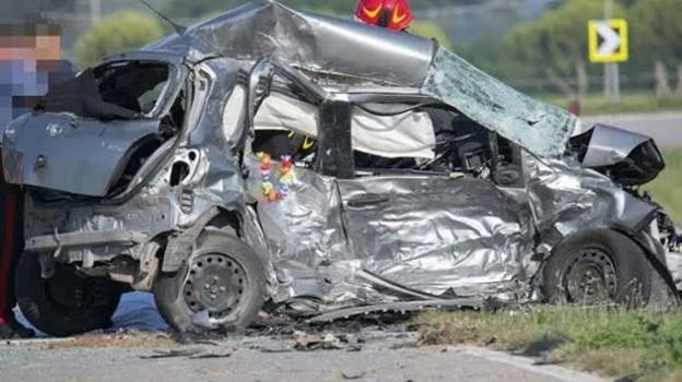 Italia, schianto tra auto: perdono la vita due ventenni