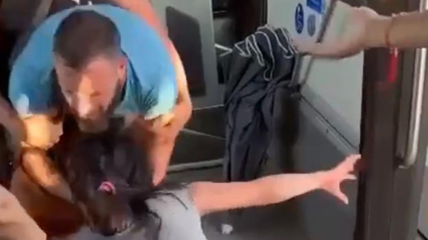Passeggero scopre una ladra sul bus e tra urla e spintoni la mas…