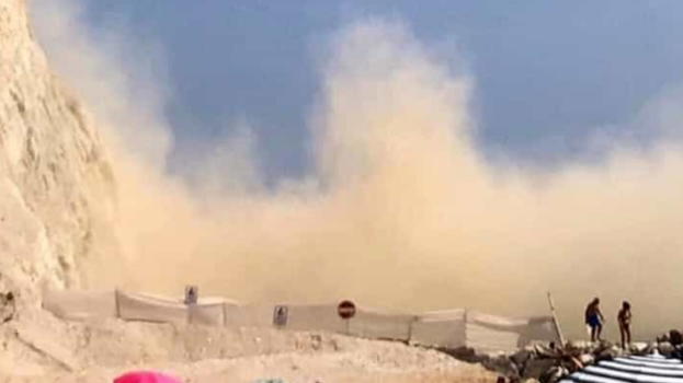 Italia, prima un forte boato e poi la frana in spiaggia