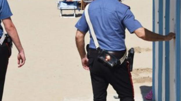 Tradisce la moglie con la suocera nella cabina del lido