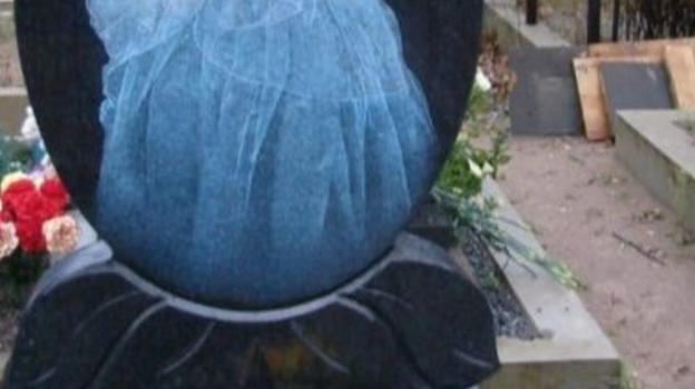 Sente voci uscire dalla tomba della figlia, poi vede qualcosa e scopre che..