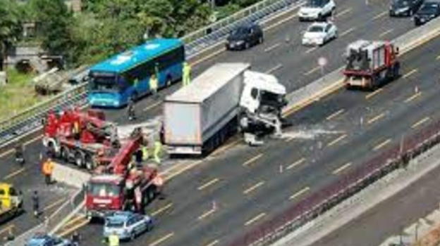 Inferno in autostrada poco fa, le prime immagini fanno venire i brividi