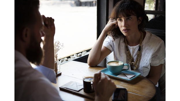Fai attenzione a come tieni la tazzina di caffè. Se la tieni così rischi