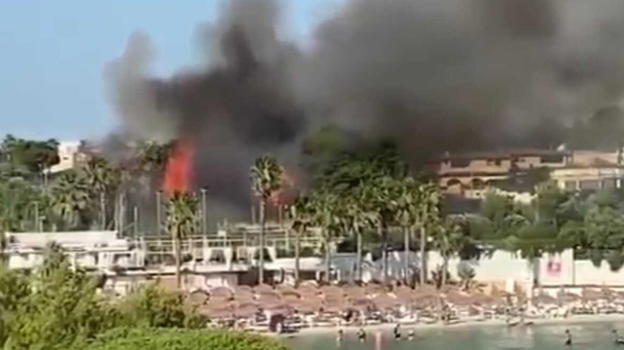 Italia, incendio mette in fuga bagnanti e turisti: la situazione