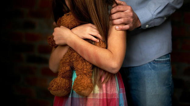 Scopre che il marito abusa della figlia: lo evira nel sonno