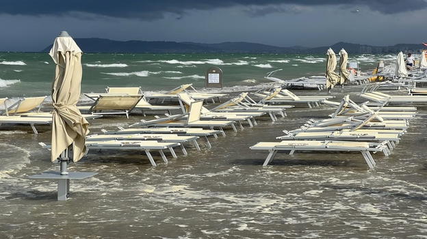 Onda anomala colpisce la spiaggia italiana: bagnanti increduli