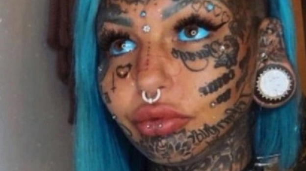 La storia della ragazza che si è fatta tatuare i bulbi oculari di blu
