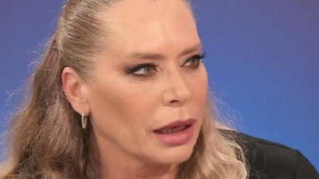 Barbara De Rossi, l’accusa è pesante: "Mi ha strappato la camicia e morso il seno"