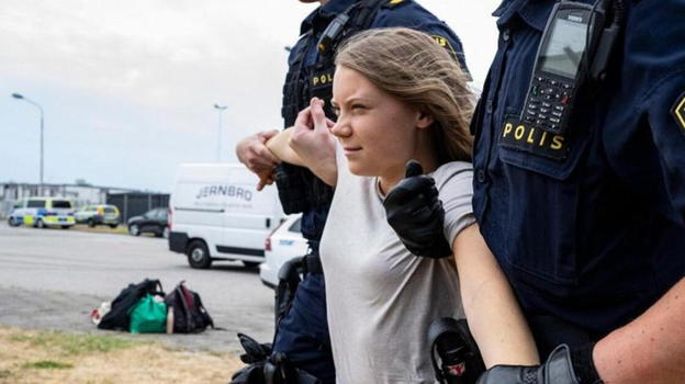 Greta Thunberg presa di forza dalla polizia locale: cos’è successo