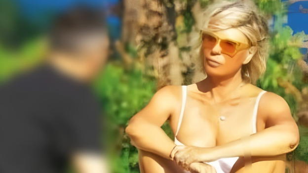 Maria De Filippi, paparazzata al mare ritrova il sorriso
