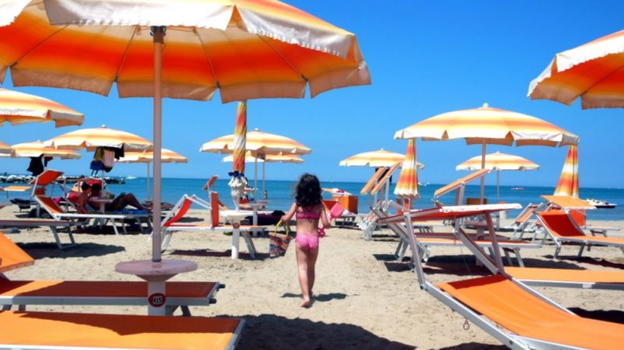 Molesta due bambine in pieno giorno in spiaggia: le madri si fanno giustizia da sole
