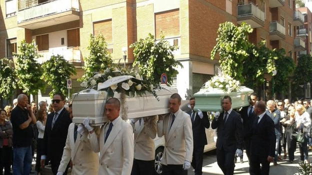 Sorelle si tolgono la vita, la reazione dei genitori durante il funerale
