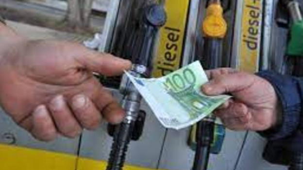 Benzina, da oggi arriva la stangata: italiani stremati