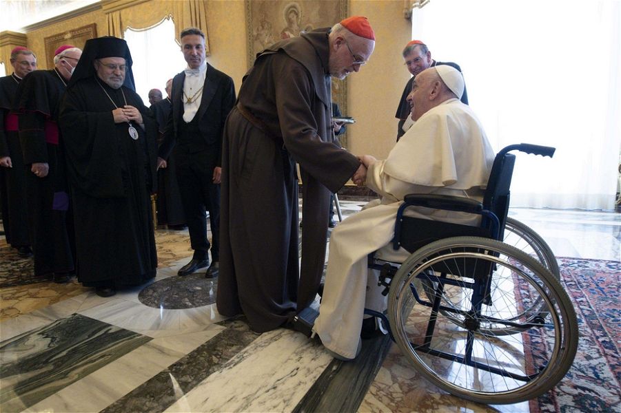 Il Papa sulla sedia a rotelle: così la fragilità si fa annuncio