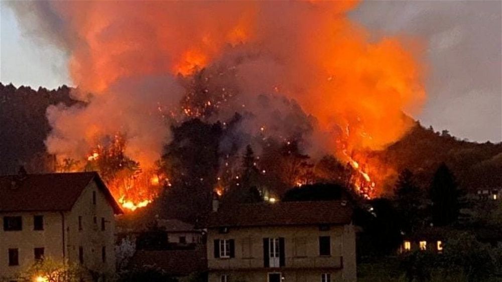 Muore divorato dalle fiamme nell'incendio del suo appartamento: i pompieri non fanno in tempo a salvarlo