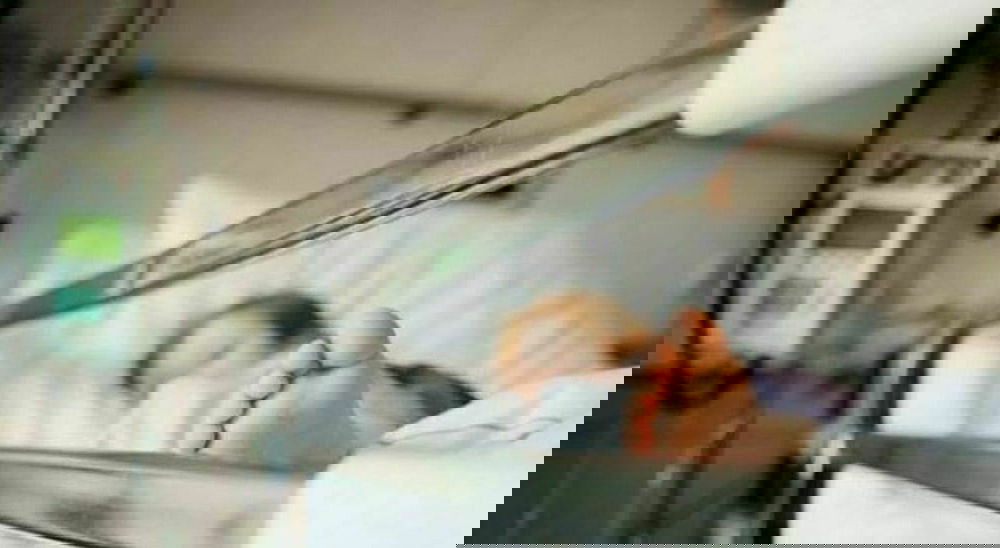 Bimba di 2 anni muore per avvelenamento da alcol: trovata morta vicino alla mamma in coma etilico