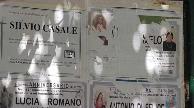 Figli umiliano la madre con una scritta sul manifesto funebre