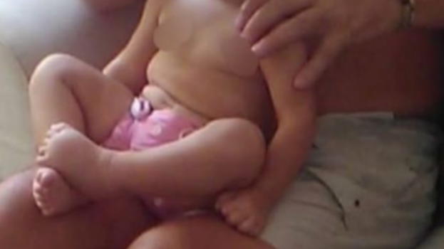 Da il latte a nipotina, ma la figlia vede qualcosa di strano nel biberon: scopre che..