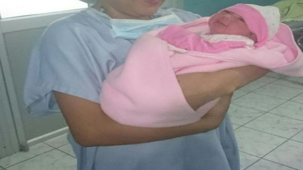 Nasce da poco, l’infermiera lo porta in bagno, il padre la segue e scopre che…