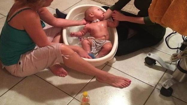 Le zie fanno bagno al nipotino, il padre entra e vede qualcosa di assurdo