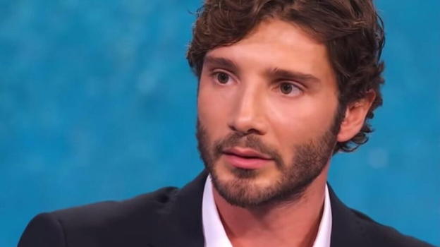 Stefano De Martino esce allo scoperto, Belen lontano ricordo: sta con..
