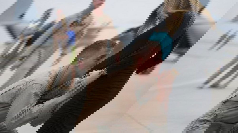 Torna a casa dopo tre anni, ma quando apre la porta rimane senza parole