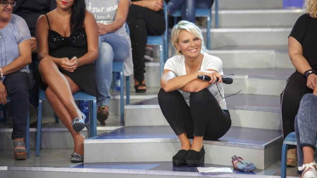 Maria De Filippi svela il segreto del successo delle sue trasmissioni e aggiunge: "Io sugli scalini? Ecco perché"