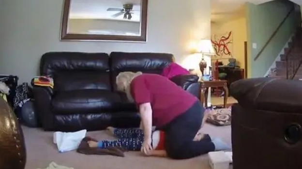 Bimbo down si comporta in modo strano. La mamma nasconde una telecamera e scopre cosa gli fa la tata
