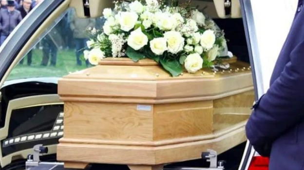 Muore a 23 anni, durante i funerali in chiesa accade l’impensabile