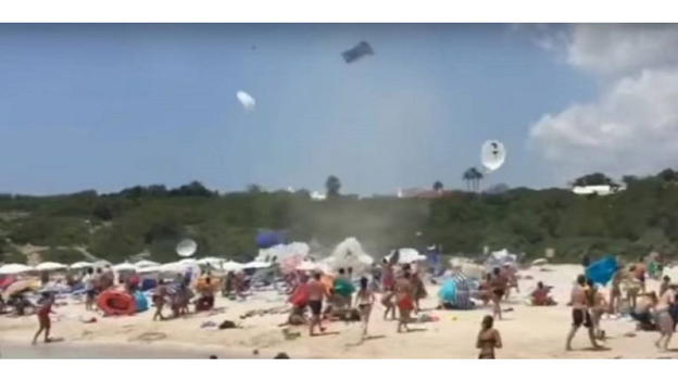 Italia, diavolo di sabbia si scatena sulla spiaggia: fuggi fuggi dei bagnanti