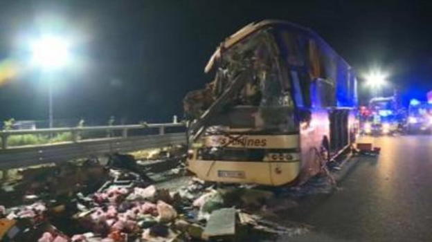 Italia, Pulman contro Tir. Numerose persone coinvolte: si teme il peggio