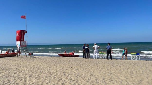Bimbo sparisce in spiaggia, poi la terribile scoperta: genitori sconvolti