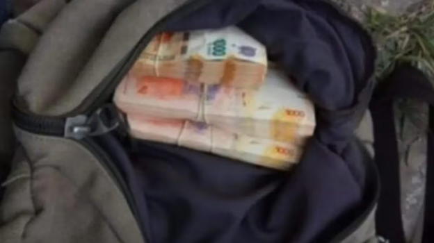 Dimenticano borsa con 15mila euro al panificio: poi accade l’impensabile
