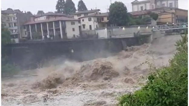 Italia, violento nubifragio in città: è corsa contro il tempo