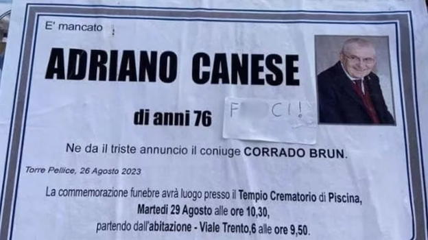Manifesto funebre imbrattato da insulti omofobi: chi è stato