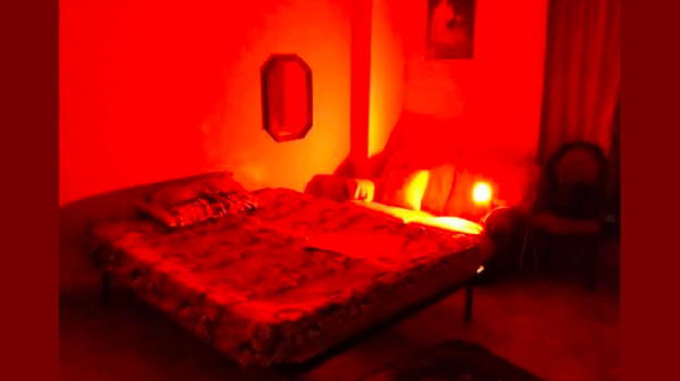 Ragazzo rientra a casa e trova i genitori a letto con un’ altra coppia