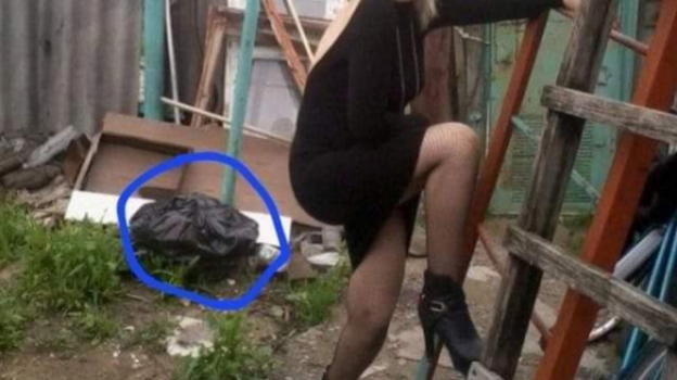 Il figlio la vede nell’orto fare cose strane, quando apre il sacco accade l’impensabile